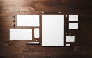 Fotoğraf üzerinde ahşap arka plan ayarlamak boş örneği. İş marka şablonu. Kadar sahte marka. Düz yatıyordu.