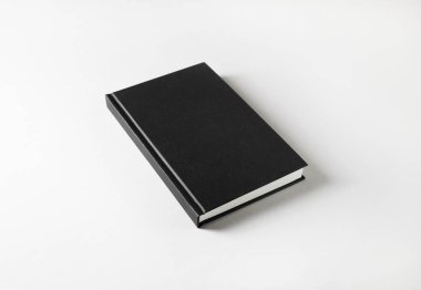 Beyaz Kağıt arka plan boş siyah kitap kapağında.