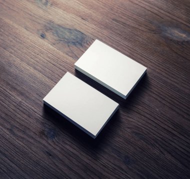 Ahşap arka plan beyaz boş iş kartları fotoğraf. Kimliği üst görünümünün şablonu.