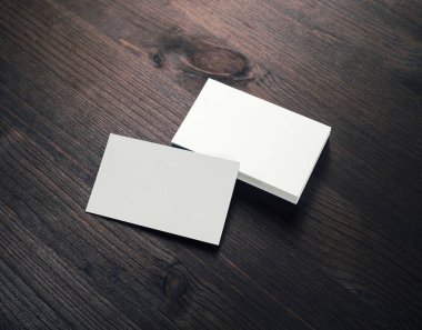 Koyu ahşap arka plan üzerinde beyaz boş iş kartları. Mockup kimlik marka için. Grafik tasarımcıları Portföyleri için şablon.