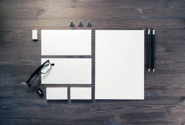 Ahşap arka plan ayarlamak boş ileti örneği. Kimlik marka için şablon. Grafik tasarımcıları sunumlar ve Portföyleri için. Üstten görünüm. Düz yatıyordu.