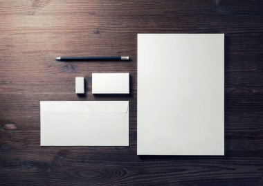 Boş ileti örneği şablonu tasarım yapmak için. Boş antetli kağıt, kartvizit, zarf kurşun kalem ve silgi. Mockup kimlik marka için. Üstten görünüm. Düz yatıyordu.