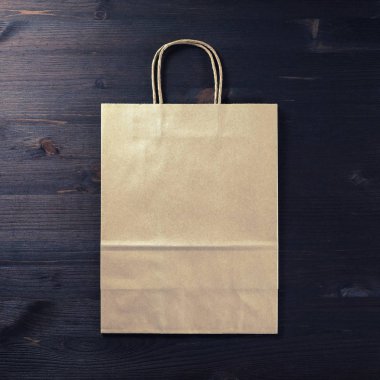 Beyaz arka plan üzerinde boş kahverengi kağıt torba. Duyarlı tasarım mockup. Düz yatıyordu.