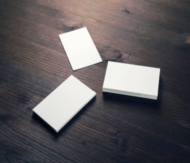 Üç kartvizit koyu ahşap arka plan üzerinde boş.