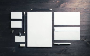 Ahşap arka plan boş kurumsal kimlik şablonu. Fotoğraf boş örneği ayarlayın. Mockup tasarım sunumlar ve Portföyleri için. Üstten görünüm. Düz yatıyordu.