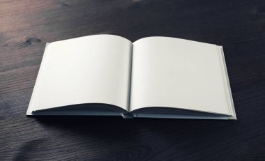 Ahşap arka plan üzerinde boş açık kitapçık. Mock-up grafik tasarımcıları Portföyleri için.
