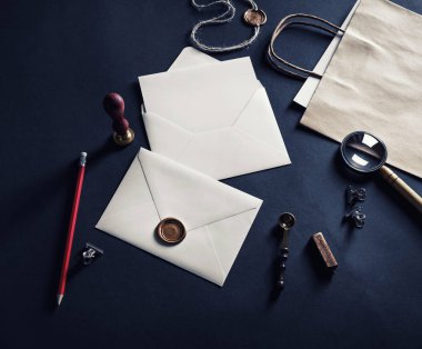 Siyah Kağıt arka plan üzerinde mum mühür, damga ve vintage Kırtasiye ile boş zarflar.