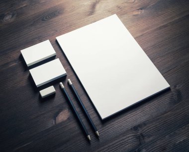 Ahşap masa arka plan ayarlamak boş kurumsal ileti örneği. Kimlik marka için şablon.