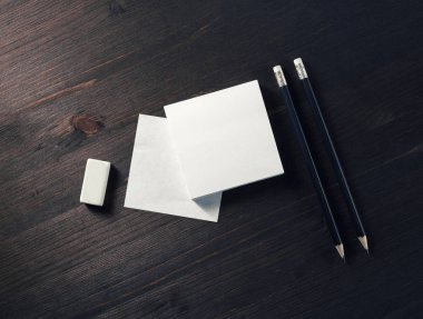 İleti örneği mockup ahşap arka plan üzerinde marka. Tasarımınızı yerleştirmek için boş nesneler. Düz yatıyordu.