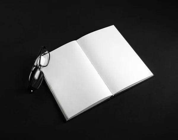 開かれた空白のノートブックおよび黒い背景にガラスのモックアップ レスポンシブ デザイン テンプレート — ストック写真