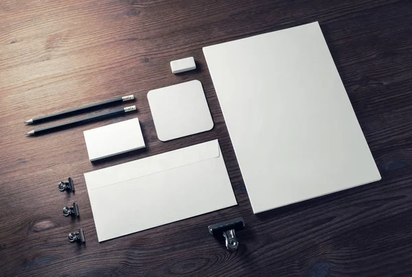 Papelería Blanco Sobre Fondo Mesa Madera Plantilla Mockup Para Identidad —  Fotos de Stock