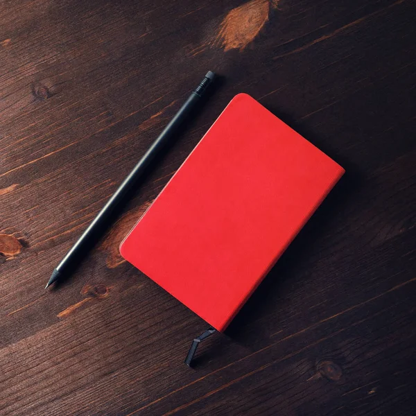 Piros Jegyzettömb Ceruza Háttér Sötét Asztal Lapos Feküdt — Stock Fotó