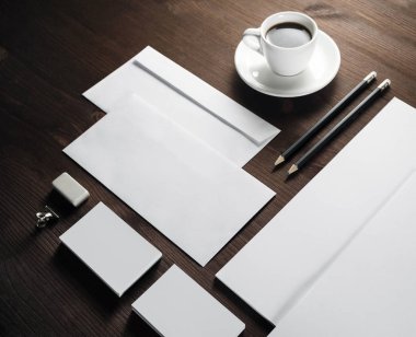 Mockup kimlik marka için. Ahşap masa arka plan ayarlamak boş kurumsal ileti örneği.