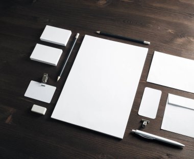 Kurumsal kimlik mockup. Ahşap masa arka plan ayarlamak boş ileti örneği. Duyarlı tasarım şablonu.