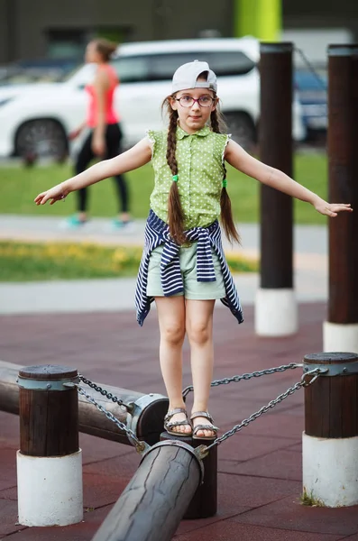 Küçük Kız Oyun Alanında Bir Günlük Yürüyüş Bir Oturum Açma — Stok fotoğraf