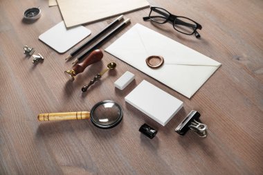 Vintage Kırtasiye ahşap arka plan üzerinde ayarlayın. Duyarlı tasarım mockup. Seçici odak.