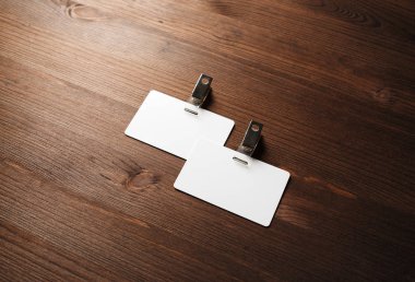 İki ahşap masa adam plastik rozetleri boş. Boş ad oyun kağıdı alay etmek yukarıya. Metin için yer.