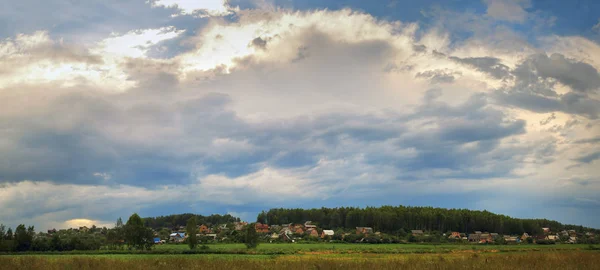 美しい農村風景 風光明媚な空の雲の家や樹木します パノラマ撮影 — ストック写真