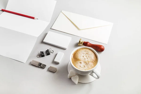 Papeterie Set Und Kaffeetasse Auf Papierhintergrund Vorlage Für Geschäftsmarken — Stockfoto