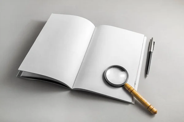 Livro Com Páginas Branco Lupa Lápis Sobre Fundo Papel — Fotografia de Stock