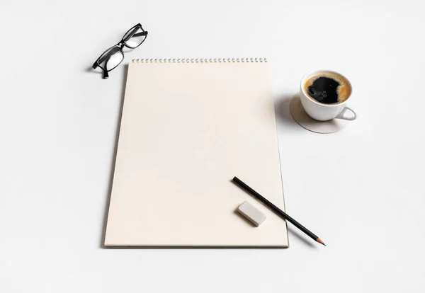 照片的空白素描本 咖啡杯 铅笔和橡皮在纸背景上 空白信纸集 响应式设计模板 — 图库照片