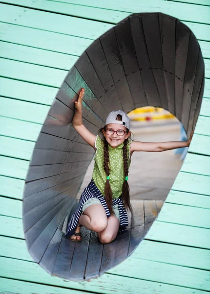 Mutlu Çocuk Kız Oyun Alanında Ahşap Bir Yapı Içinde Küçük — Stok fotoğraf