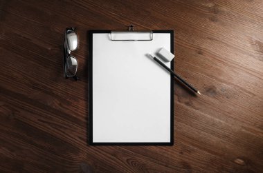 Ahşap masa arka plan ayarlamak boş marka ileti örneği. Tasarımınızı yerleştirmek için boş nesneler. Düz yatıyordu.