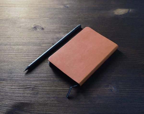 Caderno Velho Lápis Mesa Madeira — Fotografia de Stock