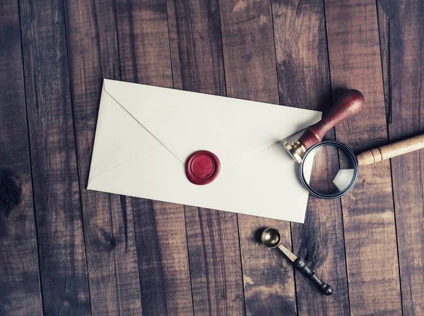 Envelope Antigo Com Selo Cera Vermelha Lupa Carimbo Fundo Mesa — Fotografia de Stock