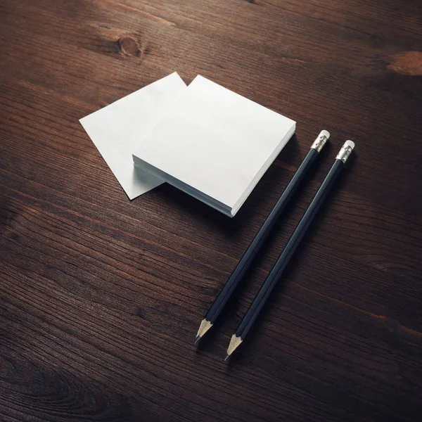 木のテーブルの上の空白のメモと鉛筆の写真背景 — ストック写真