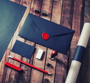 Retro Kırtasiye ahşap arka plan üzerinde ayarlayın. Duyarlı tasarım mockup. Düz yatıyordu.