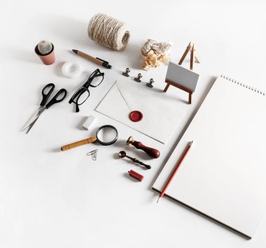 Marka kimlik modeli. Kağıt arkaplan üzerine boş kırtasiye setinin fotoğrafı.