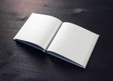 Açık kitapçık içeren ahşap arka plan boş sayfalardan.