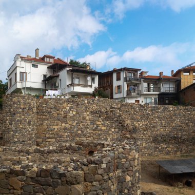 Sozopol, Bulgaristan - 03 Eylül 2014: Kalıntıları kalesine duvar ve evler. Süzebolu Bulgaristan'da eski şehrin görünümü.