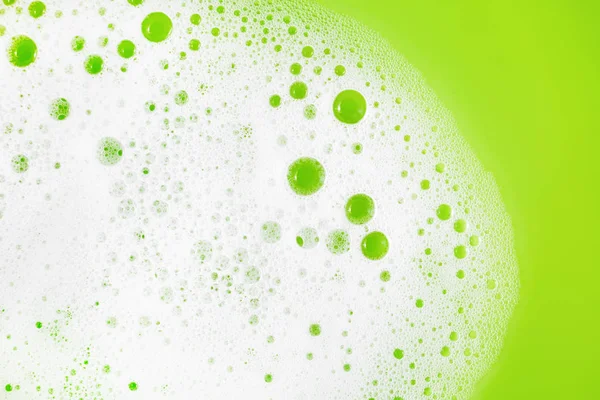 Seifenschaum Mit Blasen Auf Grünem Hintergrund Seifenlauge Wasser Waschmittelkonzept Flache — Stockfoto