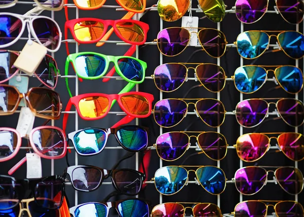 Muchas gafas de sol coloridas — Foto de Stock