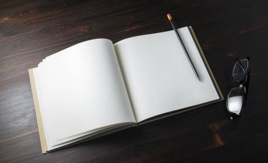 Kitap, kalem, gözlük