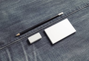 İsim kartı, kalem, silgi