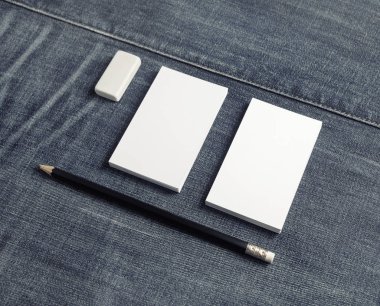 Boş ad kartları, kalem, silgi