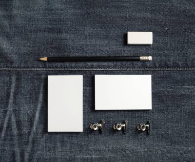 Denim arka planda kırtasiye