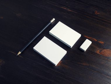 İsim kartları, kalem, silgi