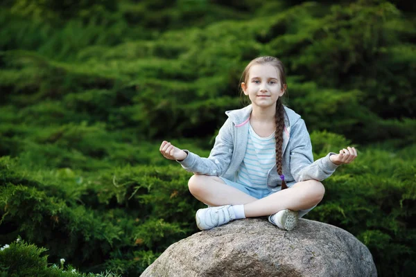 Çocuk kız meditasyon — Stok fotoğraf