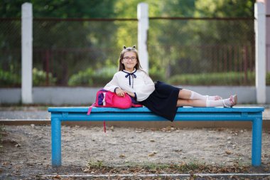 Bir bankta dinlenen kız öğrenci