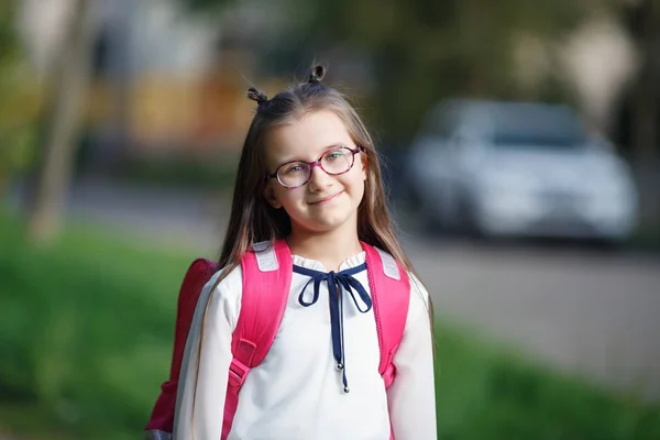 Portret uśmiechający się uczennica — Zdjęcie stockowe