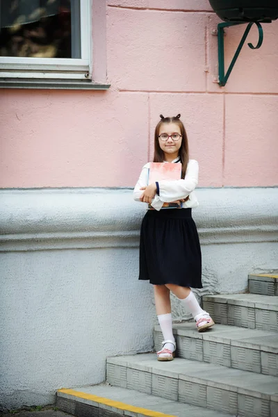 Školačka v blízkosti školy — Stock fotografie