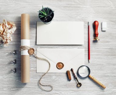 Açık ahşap arka planda boş retro kırtasiye setinin fotoğrafı. Marka kimliği şablonu. Tepkili tasarım modeli. Üst Manzara. Düz yatıyordu.