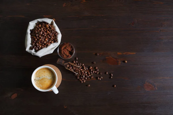 Csendélet Kávéscsészével Kávébab Vászonzsákban Őrölt Por Fából Készült Háttérrel Másold — Stock Fotó