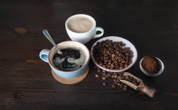 Kávé Csésze Pörkölt Kávébab Őrölt Por Konyha Asztal Háttér — Stock Fotó