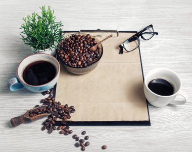 Hafif ahşap arka planda kahve ve panoyla dolu bir hayat..