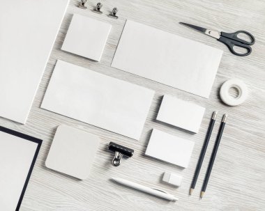 Boş ahşap zemin üzerine kurulmuş şirket kırtasiyesi. Marka kimliği şablonu. Üst Manzara. Düz yatıyordu.